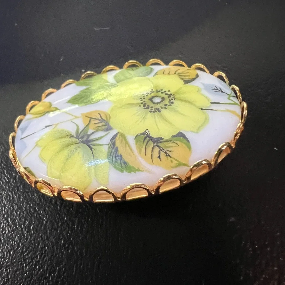 Vintage Womens Floral Brooch Yellow‎ Green Oval Gold Tone Botanical Retro